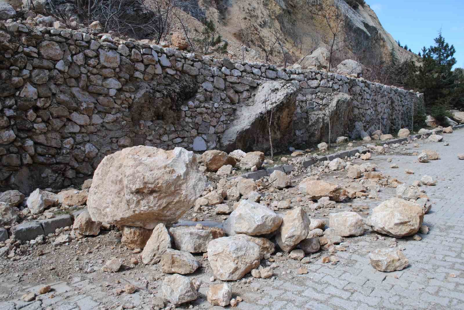 ispartada kayalarin tehdit ettigi mahallenin gelecegi masaya yatirildi 4