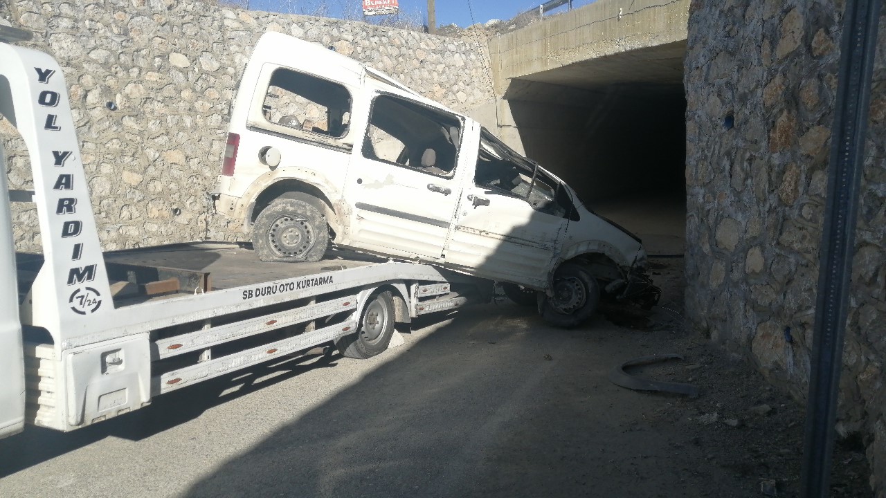 Isparta’da kontrolden çıkan araç köprüden uçtu: 1’i ağır 3 yaralı 4 ispartada kontrolden cikan arac kopruden uctu 1i agir 3 yarali 0 tnjNGgEH