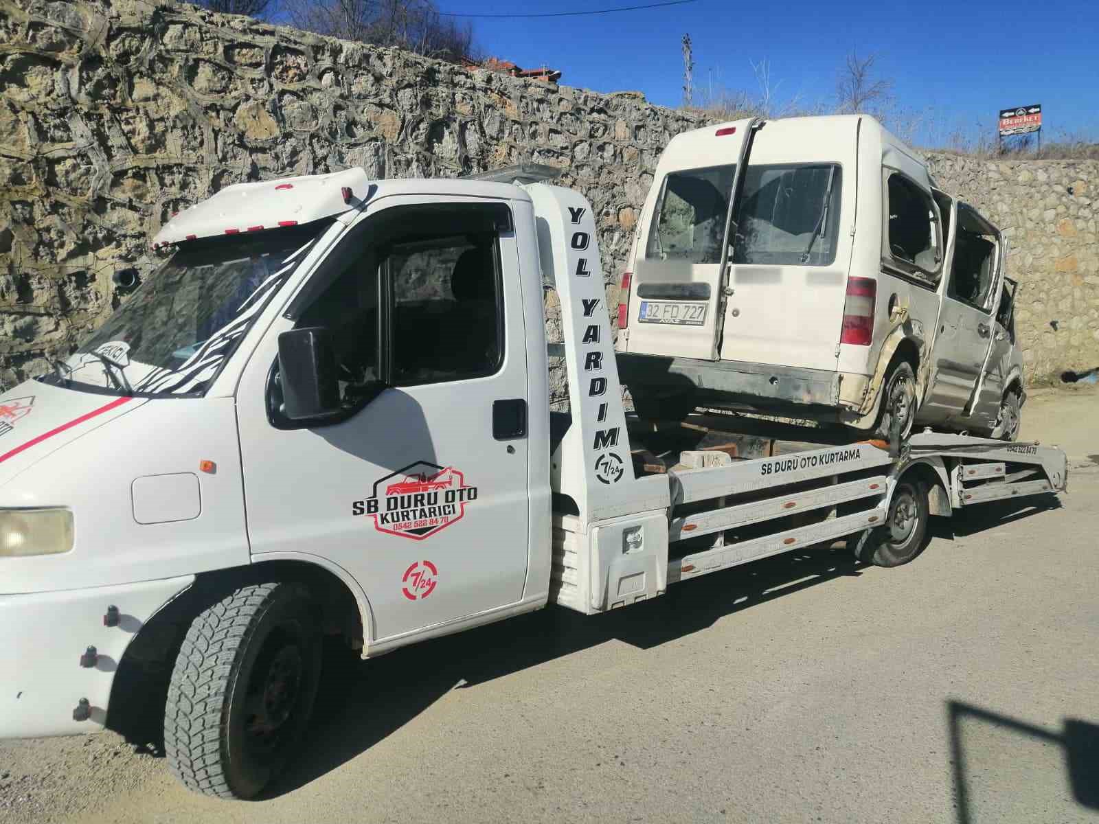 Isparta’da kontrolden çıkan araç köprüden uçtu: 1’i ağır 3 yaralı 5 ispartada kontrolden cikan arac kopruden uctu 1i agir 3 yarali 1