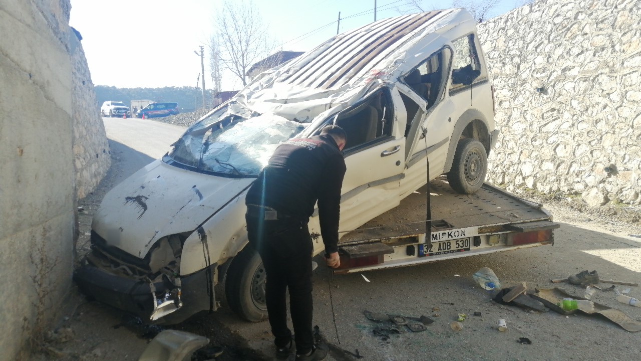 Isparta’da kontrolden çıkan araç köprüden uçtu: 1’i ağır 3 yaralı 6 ispartada kontrolden cikan arac kopruden uctu 1i agir 3 yarali 2 mdXAVzPE