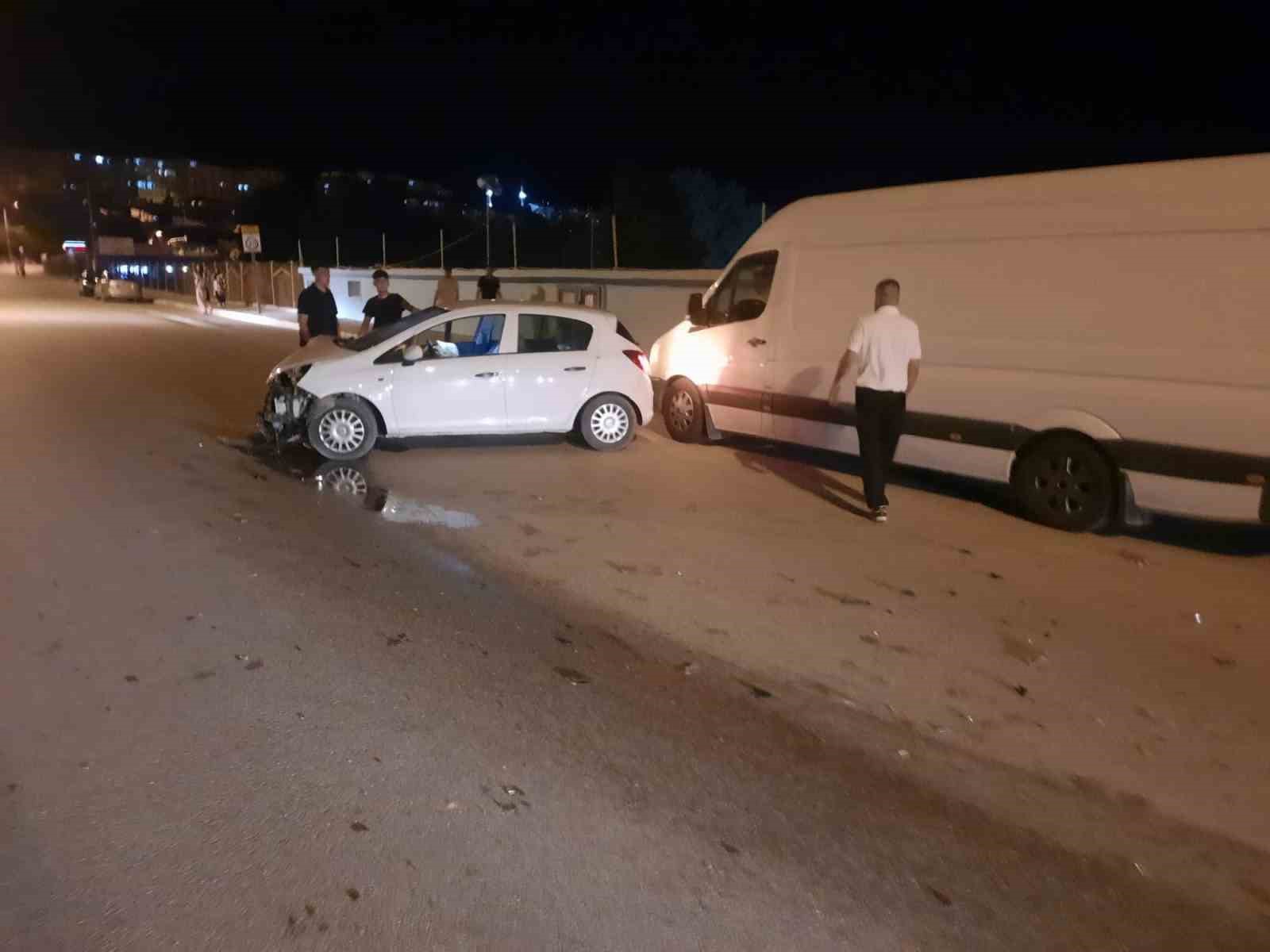 ispartada kontrolden cikan otomobil park halindeki araca carpti 1 yarali 0 FZrI7ipP