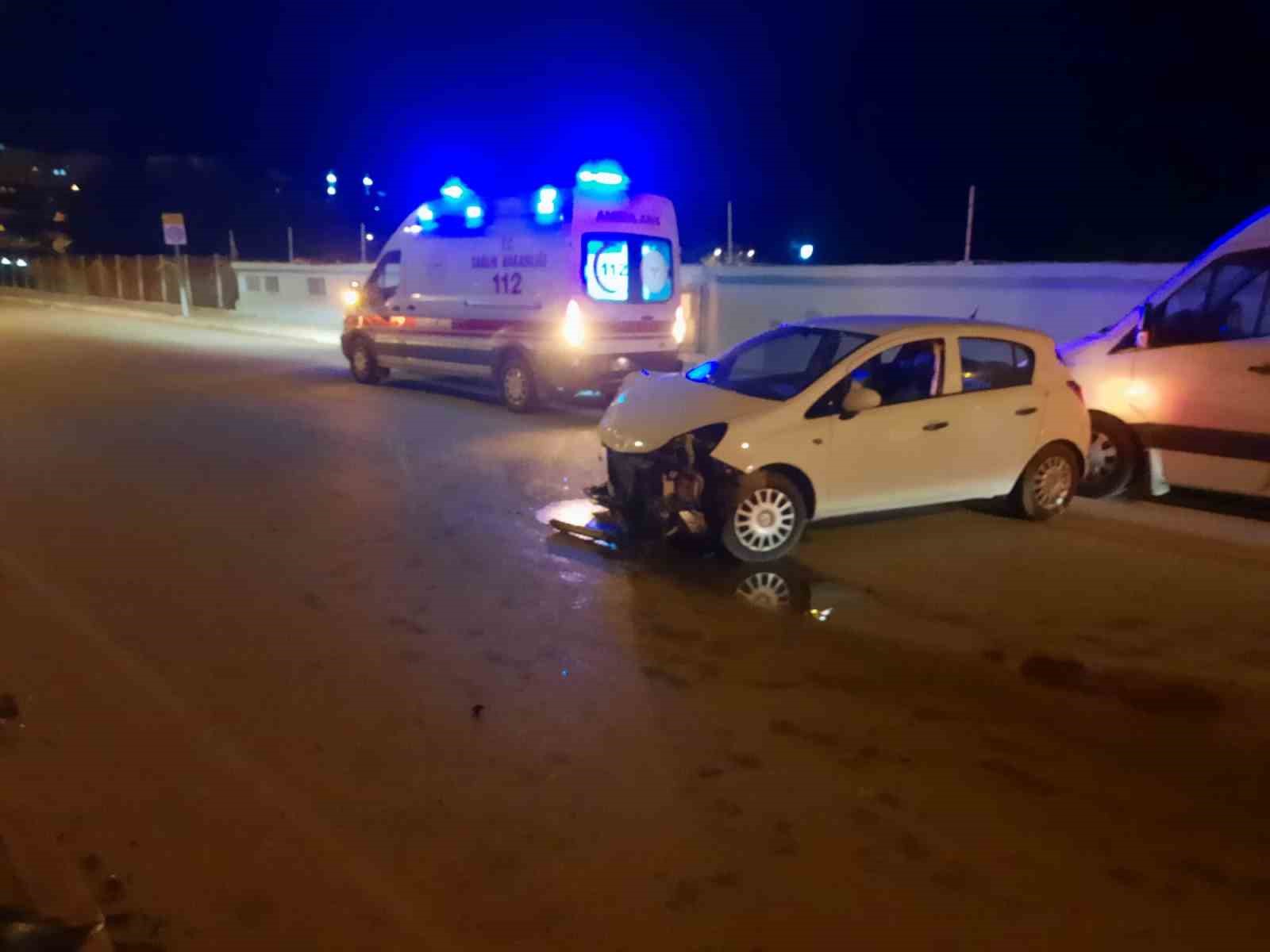 ispartada kontrolden cikan otomobil park halindeki araca carpti 1 yarali 1 YdLEwf58
