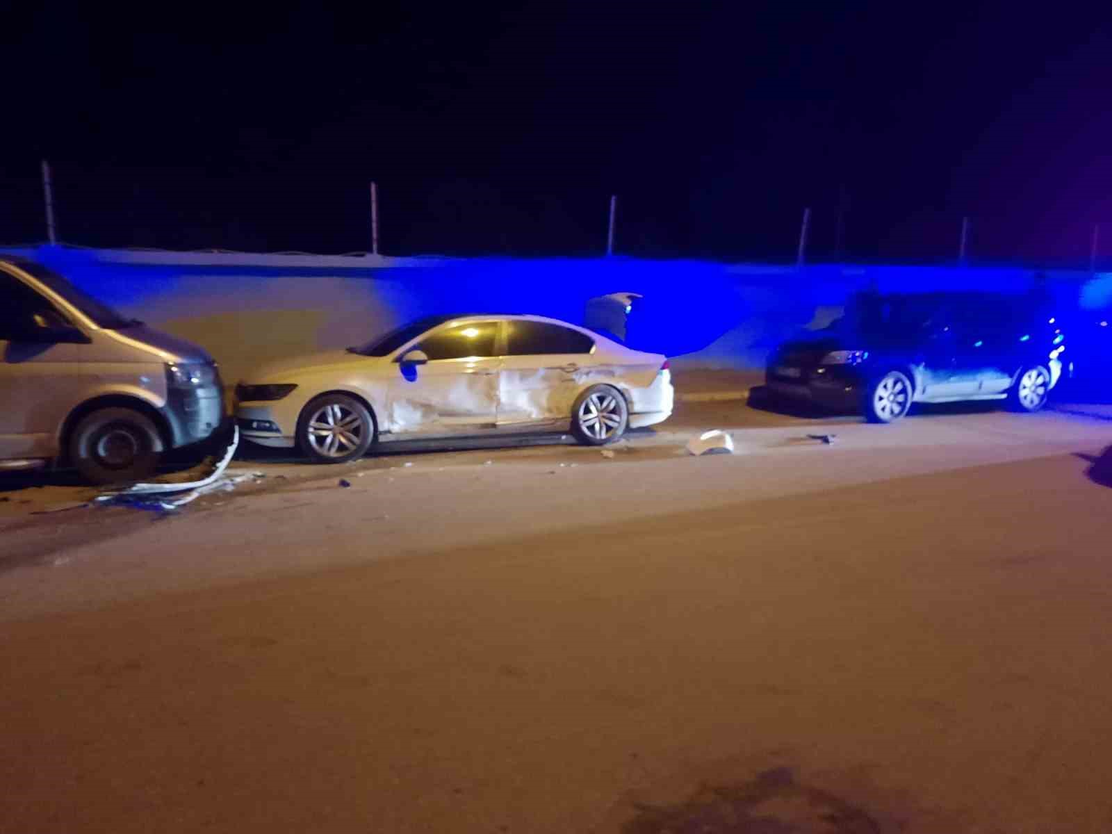 ispartada kontrolden cikan otomobil park halindeki araca carpti 1 yarali 3 niDwbgrk