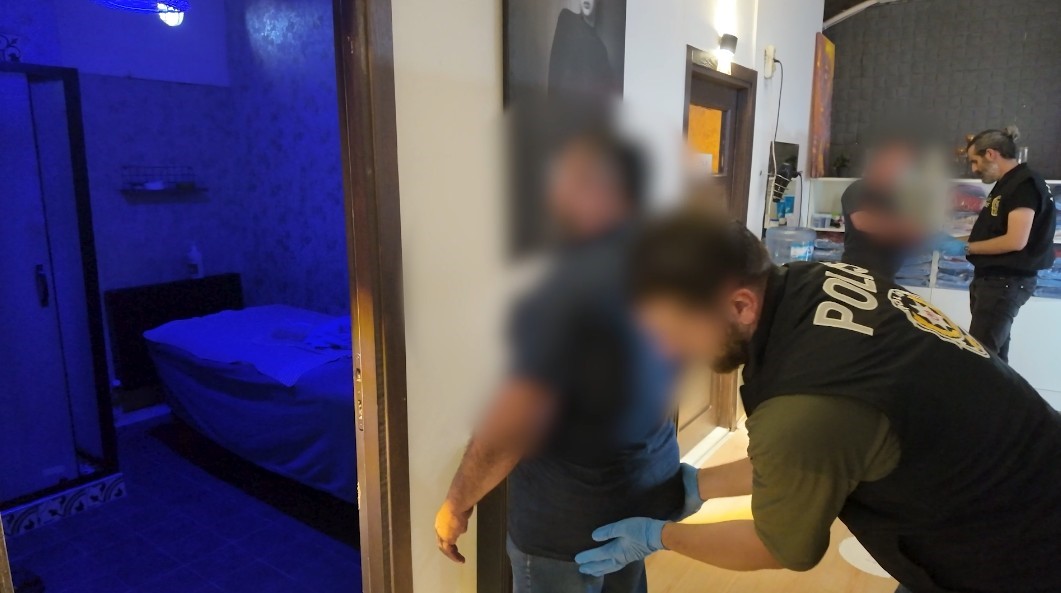 ispartada masaj salonlarina fuhus operasyonunda 2 tutuklama 0 ZkG1SGQL