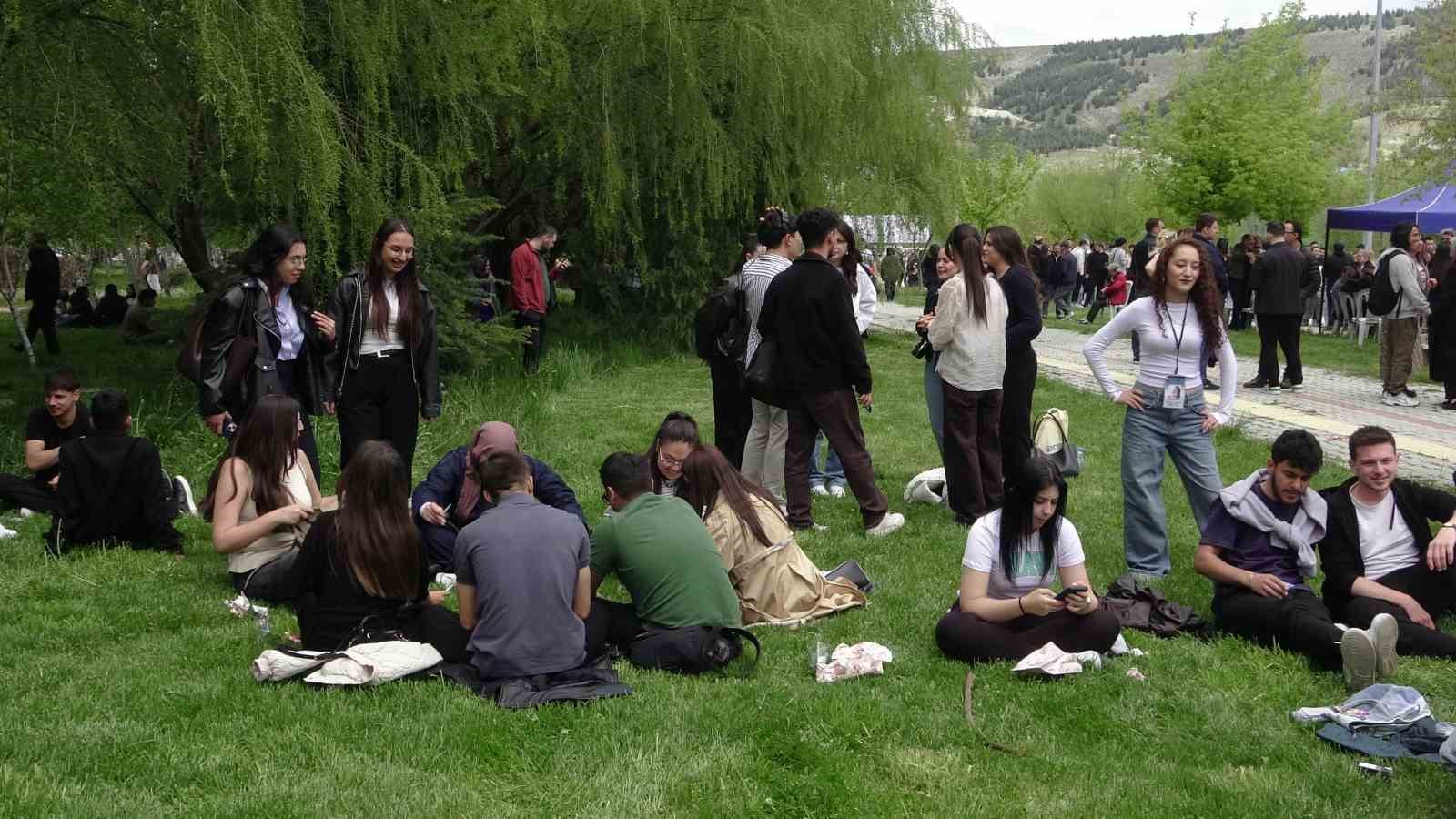 ispartada ogrencilere 5 bin adet balik ekmek dagitildi 1 yh4ApnLh