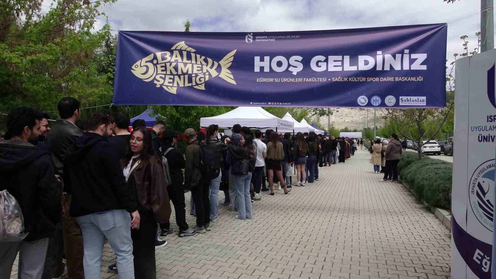 ispartada ogrencilere 5 bin adet balik ekmek dagitildi 2 8v7qrtRB