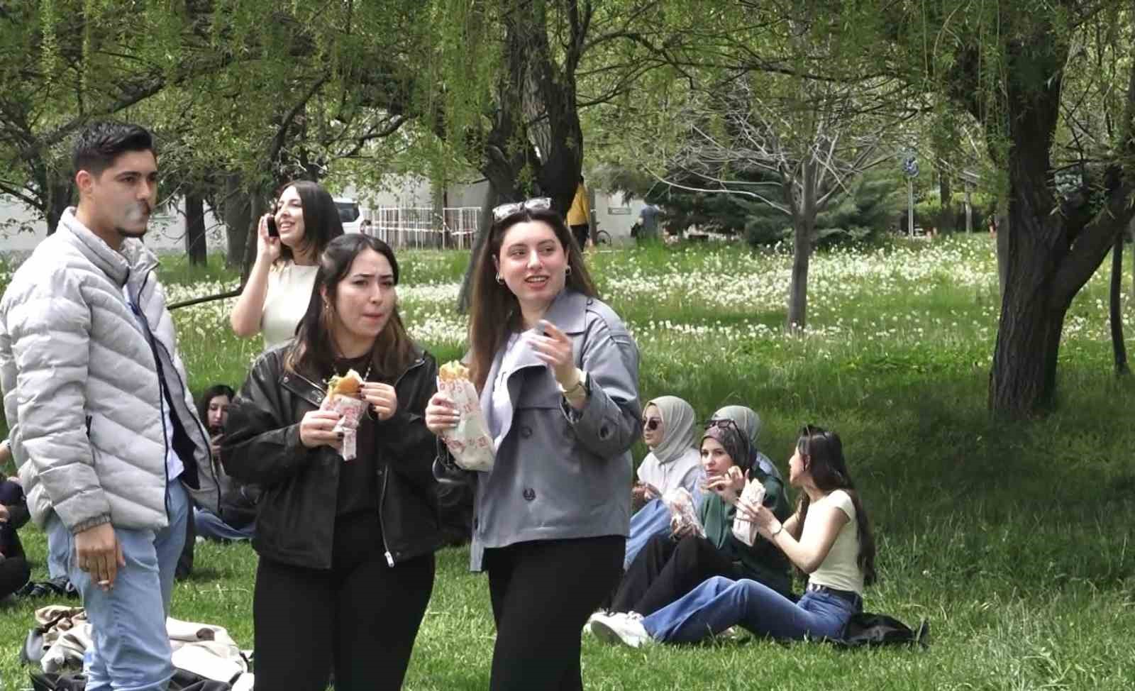 ispartada ogrencilere 5 bin adet balik ekmek dagitildi 5 1sGIn8DY