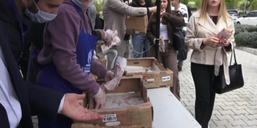 ispartada-ogrencilere-5-bin-adet-balik-ekmek-dagitildi-jMlsNHTW.jpg