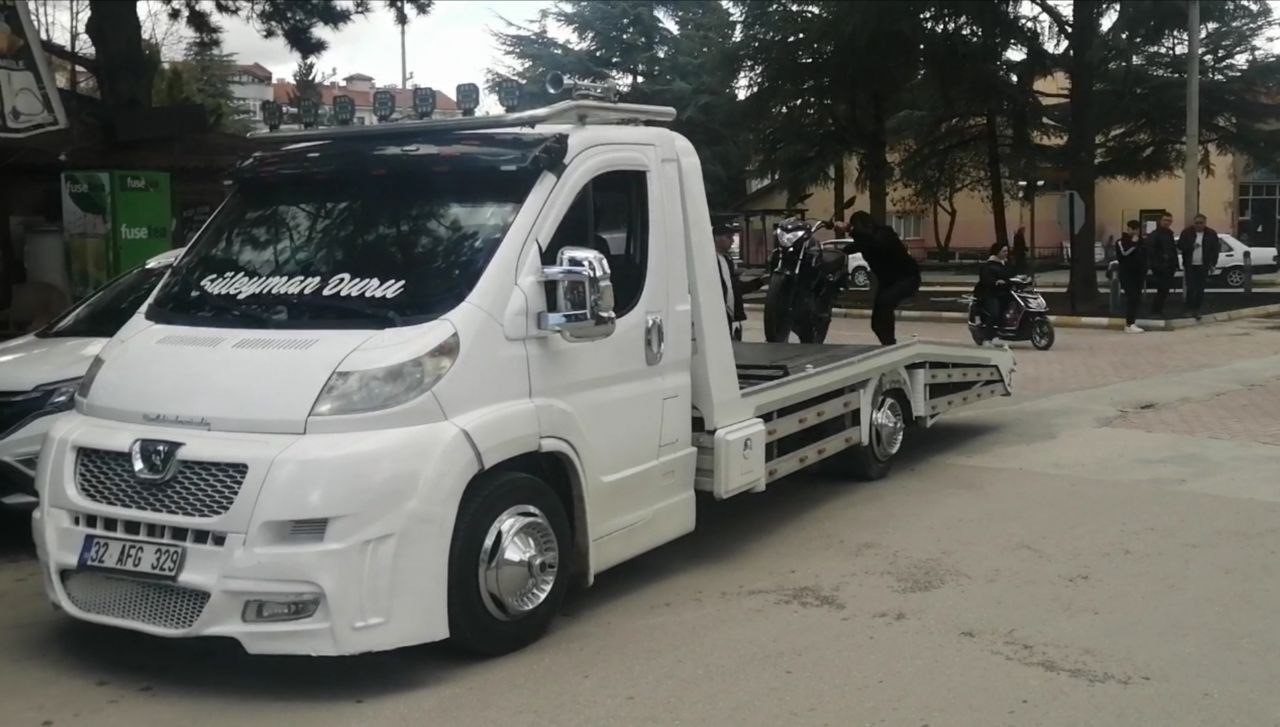 ispartada otomobil ile motosiklet carpisti 2 yarali 1 wEk1FD1q