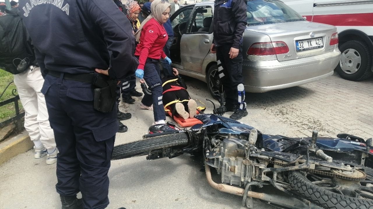 ispartada otomobil ile motosiklet carpisti 2 yarali 2 FlVpDPFq