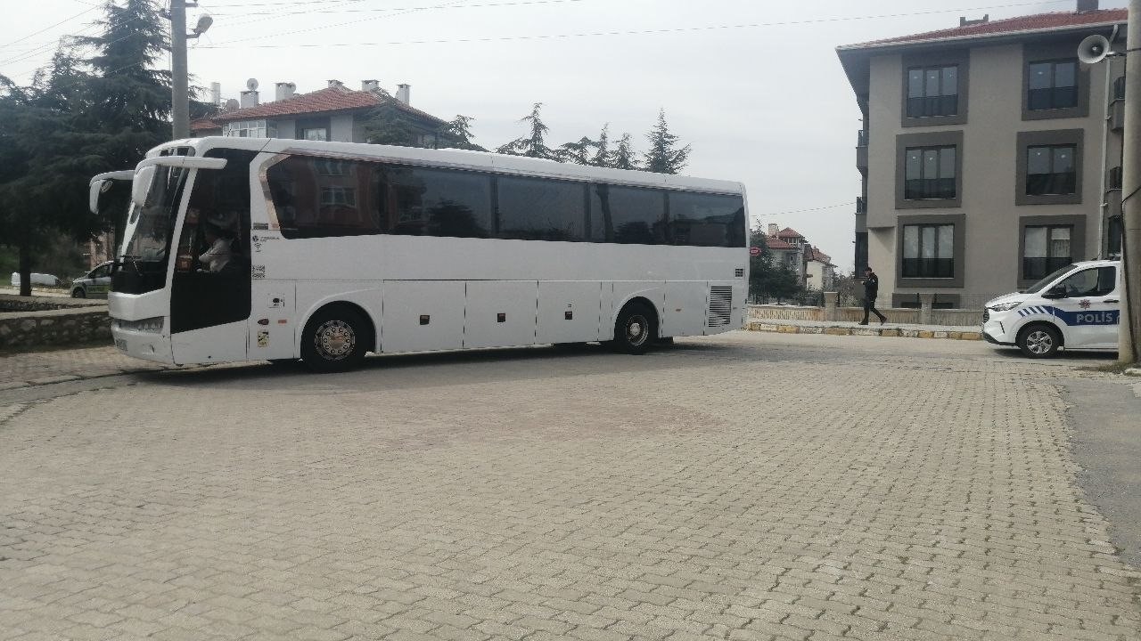 ispartada otomobil ile tur otobusu carpisti 1 yarali 1 k1Z8TSdY