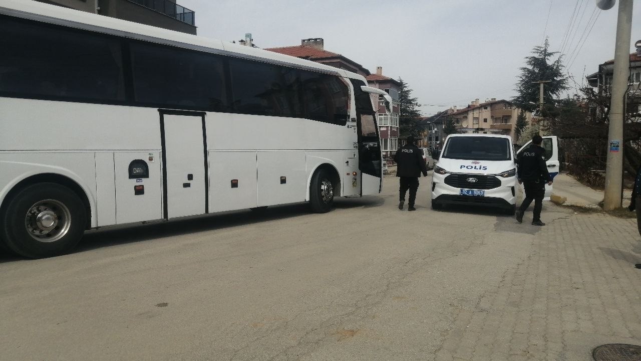 ispartada otomobil ile tur otobusu carpisti 1 yarali 4 UnigvlNr