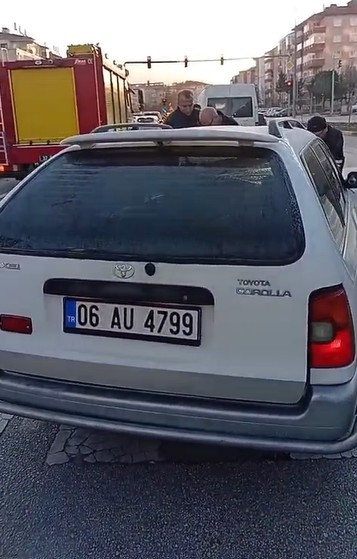 ispartada otomobil isiklarda bekleyen araca carpti 1 yarali 1 iKsuBecY