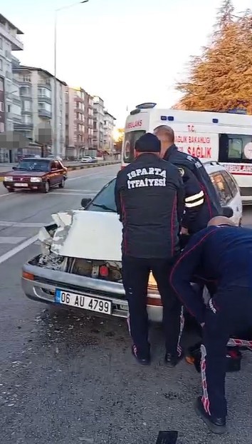 ispartada otomobil isiklarda bekleyen araca carpti 1 yarali 2 jKivII8s