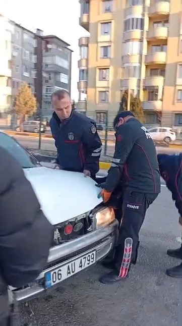ispartada otomobil isiklarda bekleyen araca carpti 1 yarali 3 4gethpDN