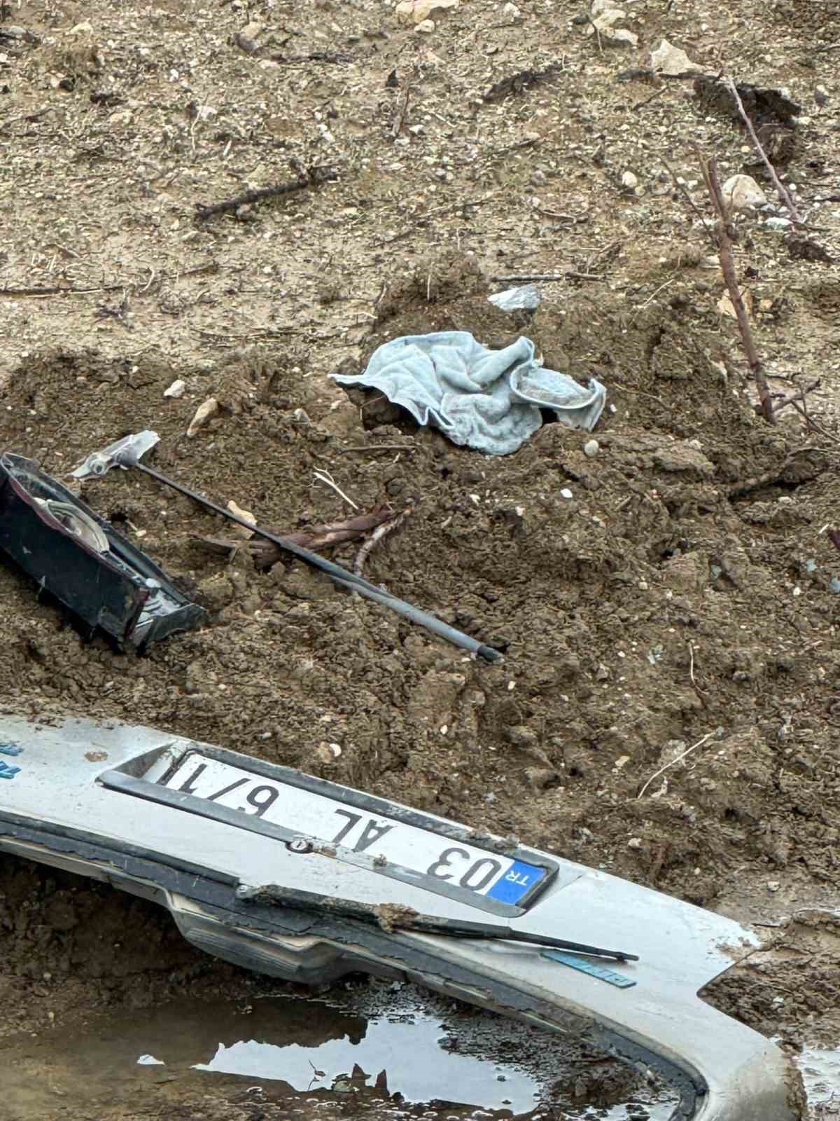 ispartada otomobil sarampole yuvarlandi 1i agir 2 yarali 1 lYHvZMk1