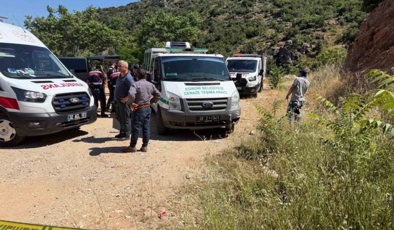 ispartada-park-halindeki-aracta-2-gencin-cansiz-bedeni-bulundu-iIUdjzCi.jpg