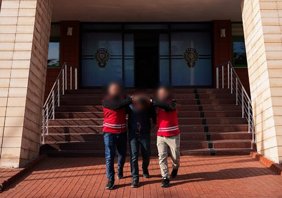 ispartada polis asker yontemiyle 120 bin tl dolandiricilik yapan supheli yakalandi 0 MdzvpUXu