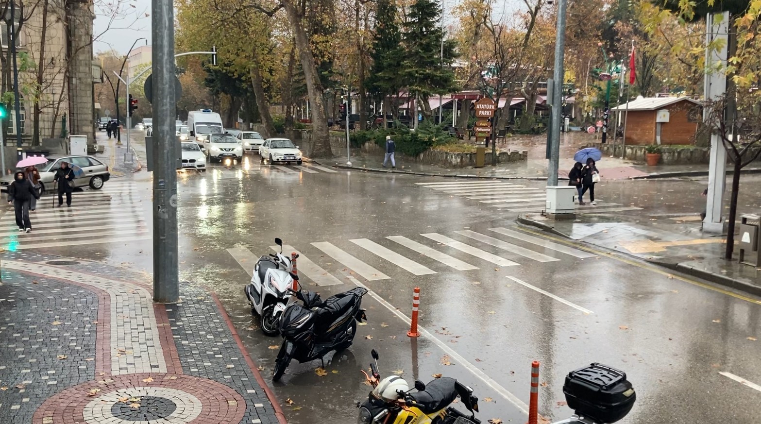 ispartada saganak yagis etkisini arttirdi yollarda su birikintileri olustu 1 OediwylZ