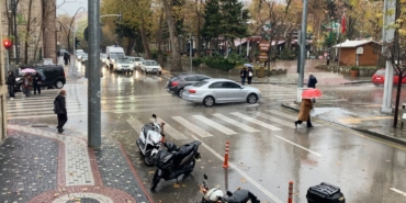 ispartada-saganak-yagis-etkisini-arttirdi-yollarda-su-birikintileri-olustu-6TwU23hD.jpg