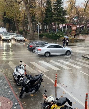 ispartada-saganak-yagis-etkisini-arttirdi-yollarda-su-birikintileri-olustu-6TwU23hD.jpg