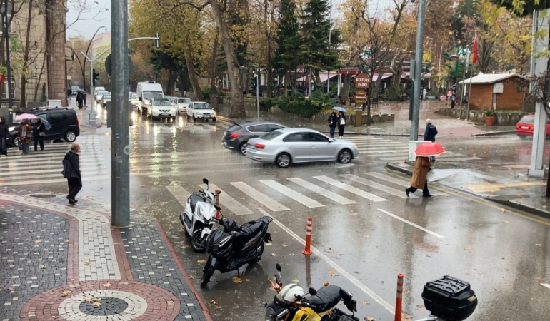 ispartada-saganak-yagis-etkisini-arttirdi-yollarda-su-birikintileri-olustu-6TwU23hD.jpg