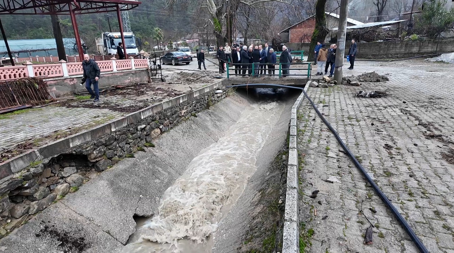 ispartada su baskini meydana gelen koyde hasar tespit calismalari basladi 3 8SCOAAF2