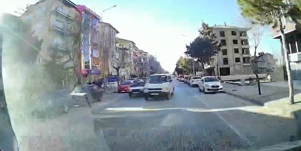 Isparta’da tehlikeli sollama kamerada: Kazadan kıl payı kurtuldu 5 ispartada tehlikeli sollama kamerada kazadan kil payi kurtuldu 1 RkySBNub