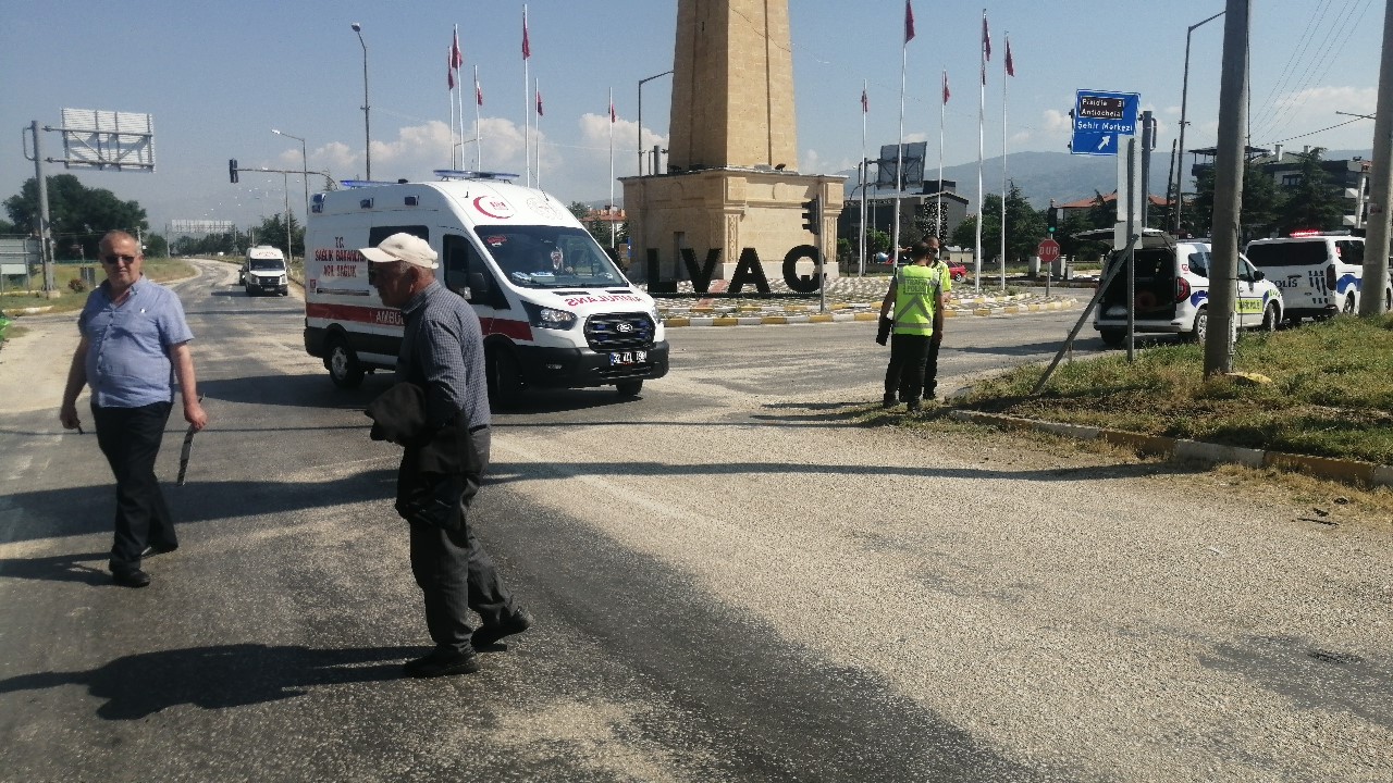 Isparta’da ticari araç ile otomobil çarpıştı: 1 yaralı 4 ispartada ticari arac ile otomobil carpisti 1 yarali 0 3uD4OYNh