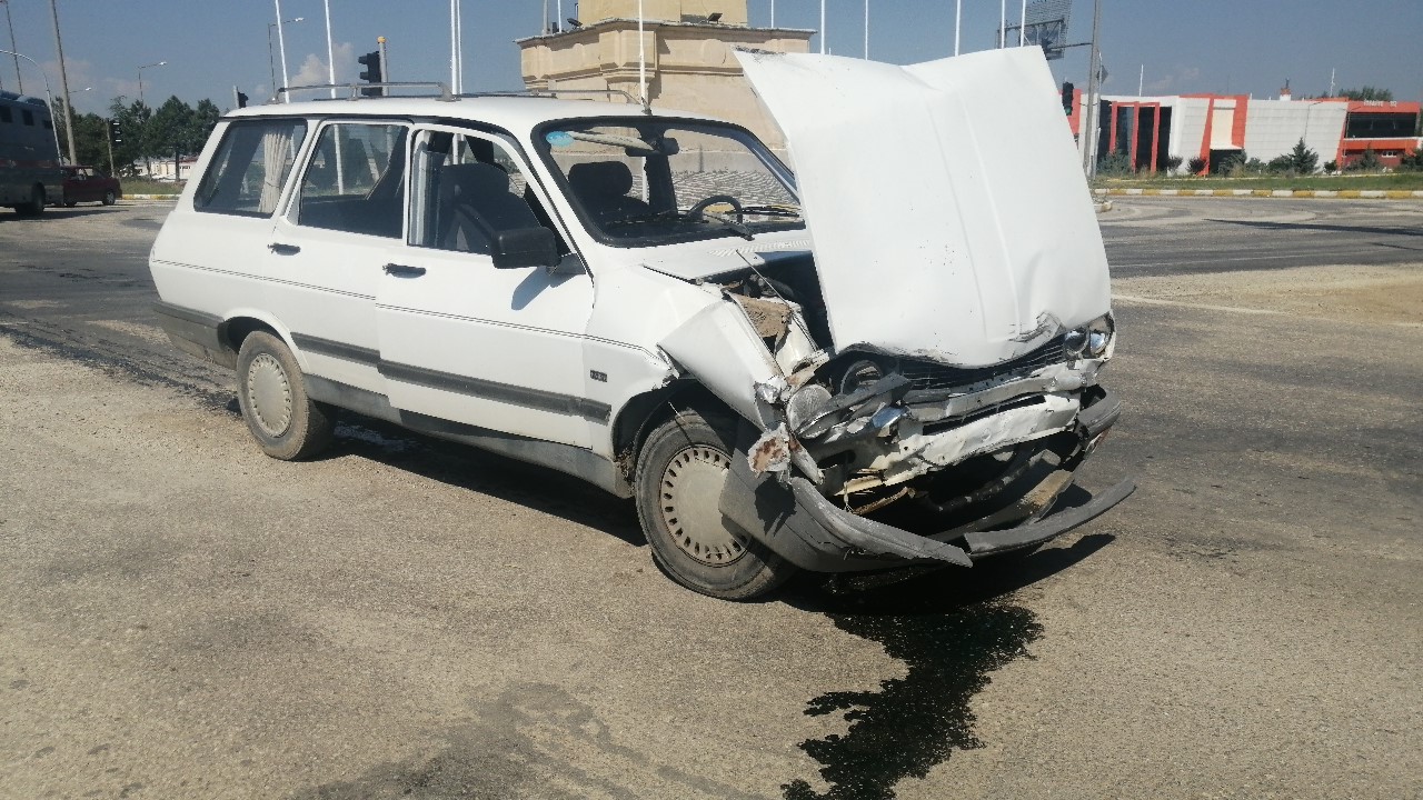 Isparta’da ticari araç ile otomobil çarpıştı: 1 yaralı 5 ispartada ticari arac ile otomobil carpisti 1 yarali 1