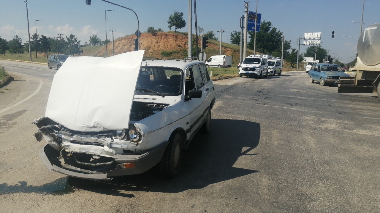 Isparta’da ticari araç ile otomobil çarpıştı: 1 yaralı 6 ispartada ticari arac ile otomobil carpisti 1 yarali 2 kDjwhgZ3