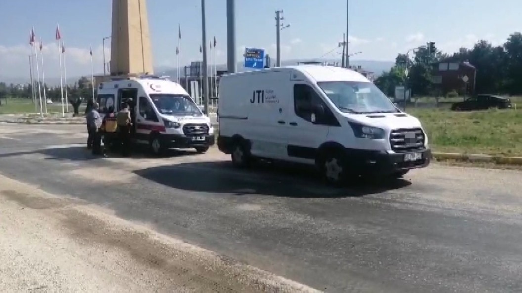Isparta’da ticari araç ile otomobil çarpıştı: 1 yaralı 7 ispartada ticari arac ile otomobil carpisti 1 yarali 3