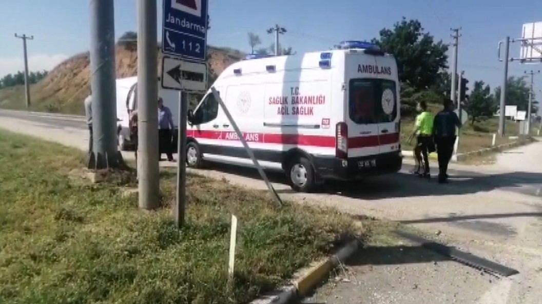 Isparta’da ticari araç ile otomobil çarpıştı: 1 yaralı 8 ispartada ticari arac ile otomobil carpisti 1 yarali 4 sVT5G2Fl