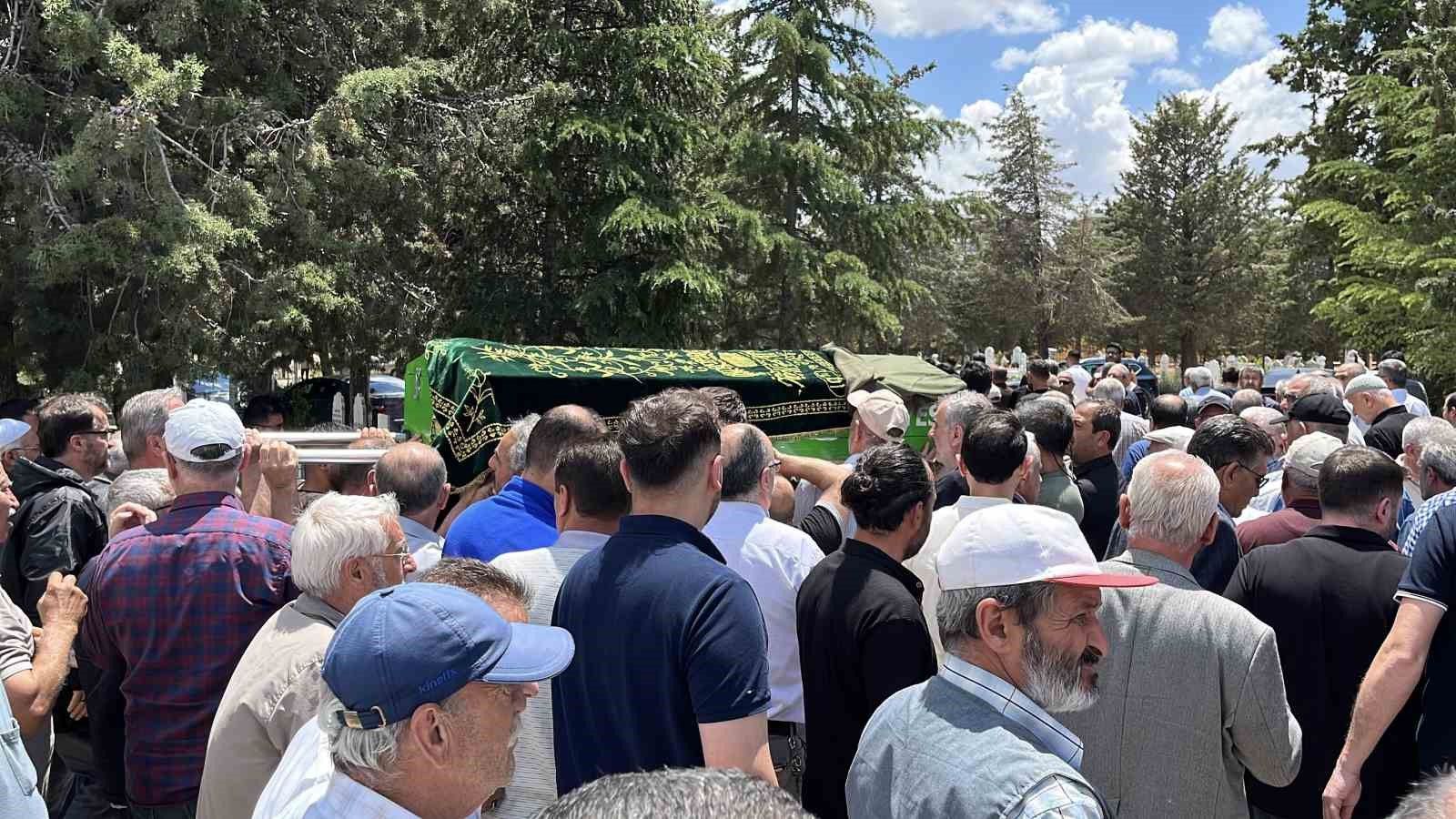 Isparta’daki kazada hayatını kaybeden Keziban Baysal son yolculuğuna uğurlandı 5 ispartadaki kazada hayatini kaybeden keziban baysal son yolculuguna ugurlandi 1 DB5jHHKf
