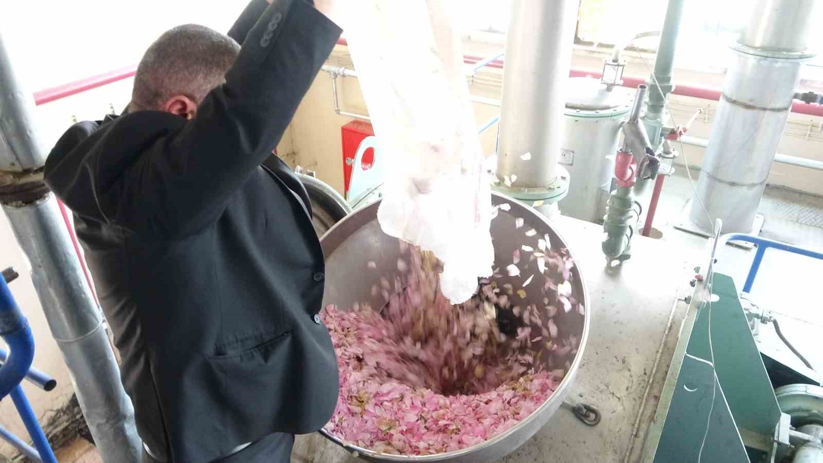 Isparta’nın pembe hazinesi: 4 ton gülden elde edilen yağın kilosu 12 bin avroya alıcı buluyor 5 ispartanin pembe hazinesi 4 ton gulden elde edilen yagin kilosu 12 bin avroya alici dUmjlhQR