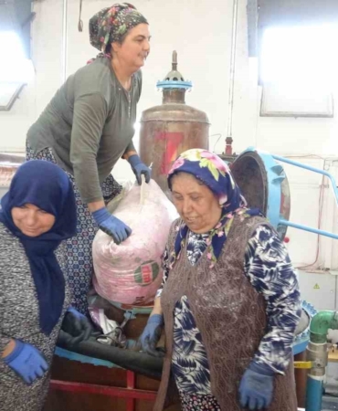 ispartanin-pembe-hazinesi-4-ton-gulden-elde-edilen-yagin-kilosu-12-bin-avroya-alici-kRFdpKjI.jpg