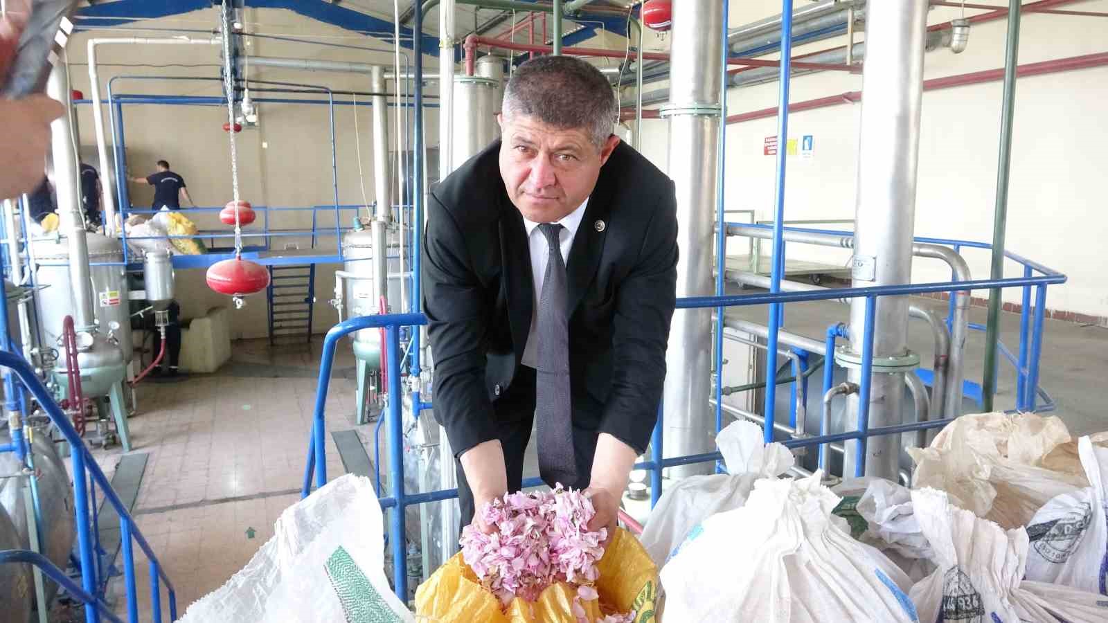 Isparta’nın pembe hazinesi: 4 ton gülden elde edilen yağın kilosu 12 bin avroya alıcı buluyor 11 ispartanin pembe hazinesi 4 ton gulden elde edilen yagin kilosu 12 bin avroya alici