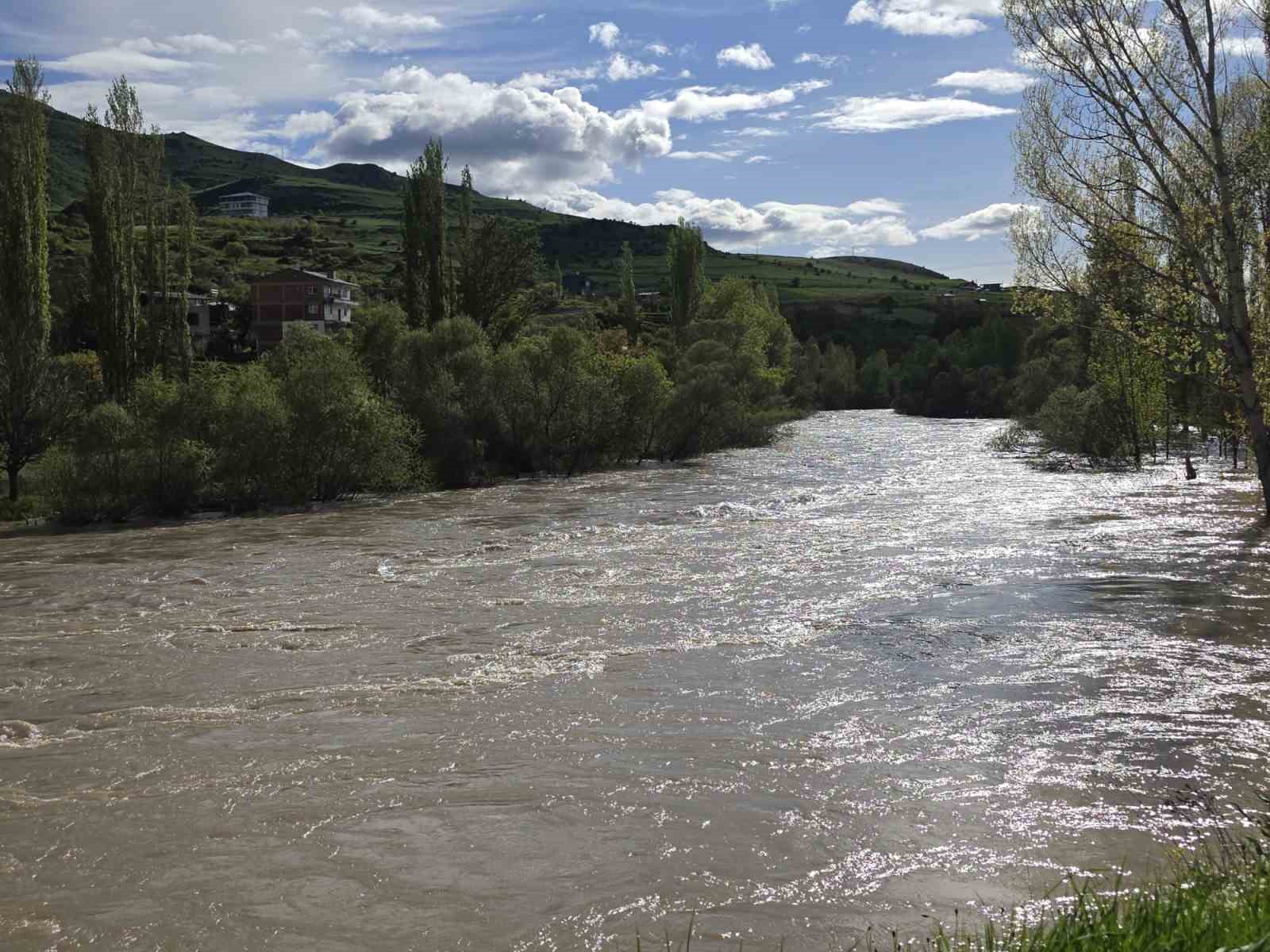 ispirde coruh vadisinde karlarin erimesiyle su seviyesi yukseldi evler bosaltiliyor 1