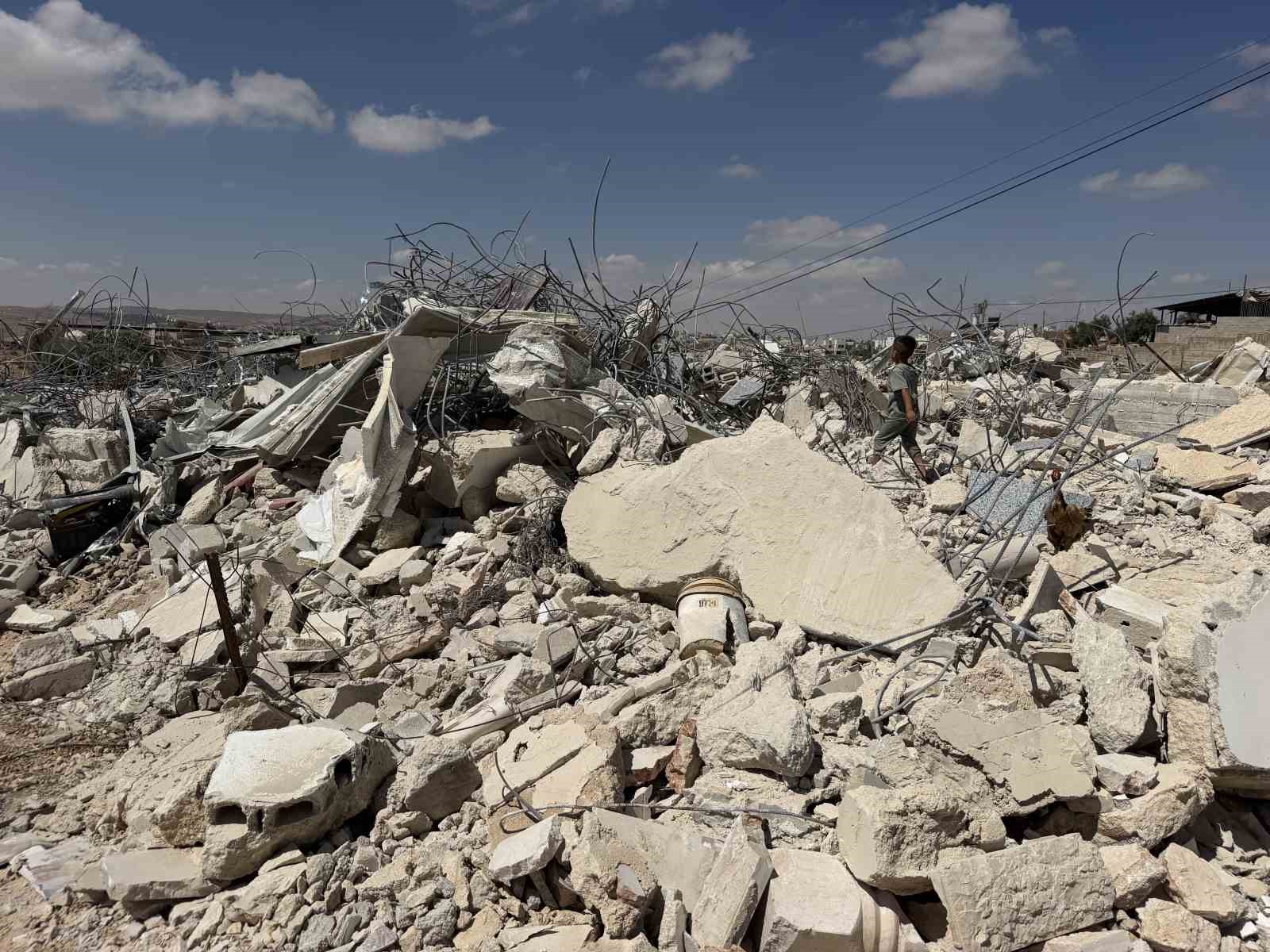 İsrail, El Halil’de bir Filistinli ailenin daha evini yıktı 6 israil el halilde bir filistinli ailenin daha evini yikti 2