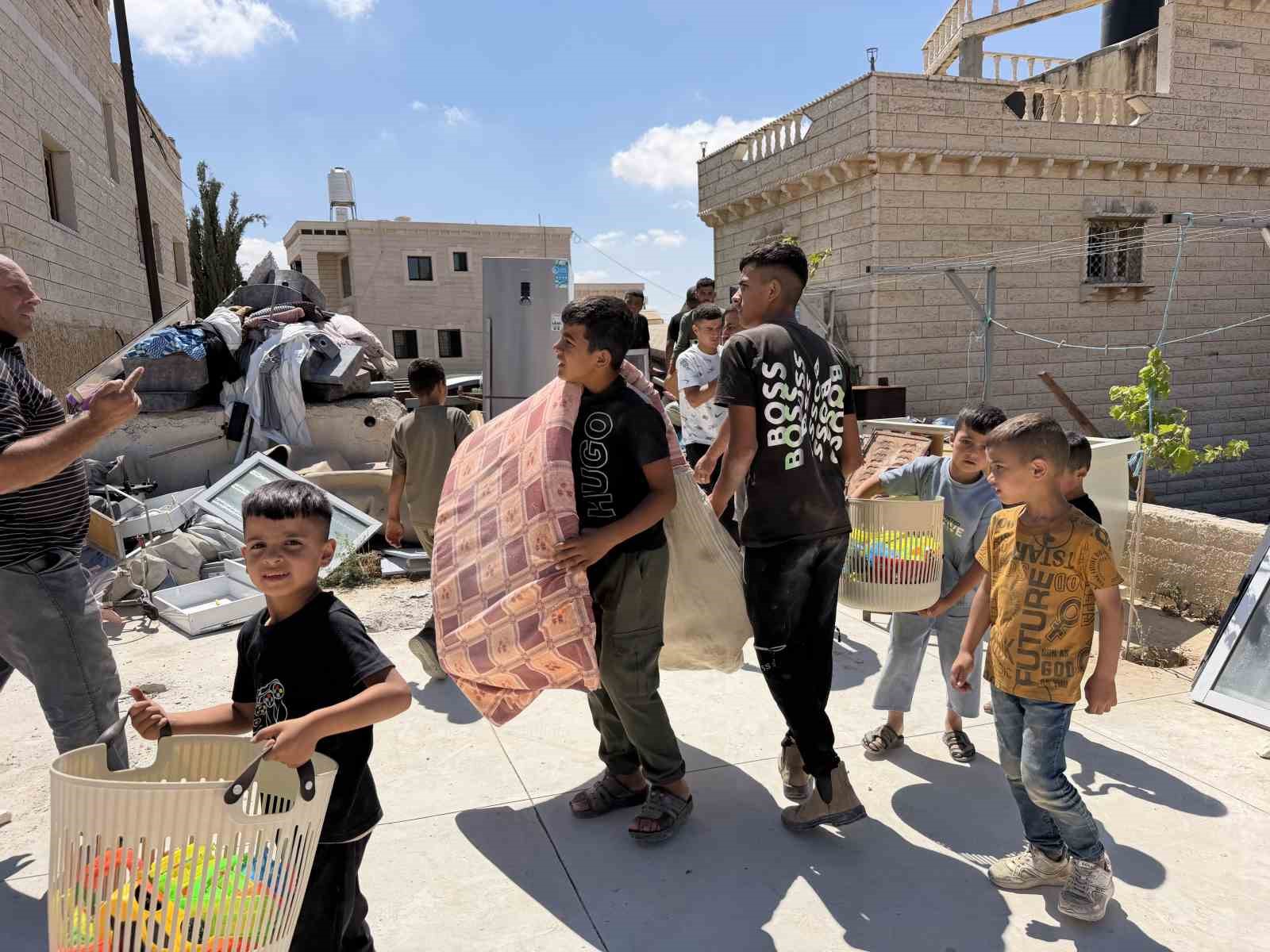 İsrail, El Halil’de bir Filistinli ailenin daha evini yıktı 8 israil el halilde bir filistinli ailenin daha evini yikti 4 lMH6WfEV