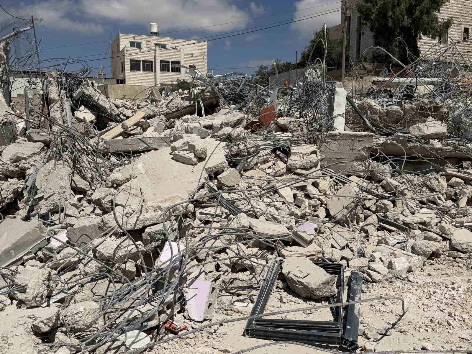 İsrail, El Halil’de bir Filistinli ailenin daha evini yıktı 9 israil el halilde bir filistinli ailenin daha evini yikti 5 gCsCY1s9