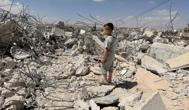 israil-el-halilde-bir-filistinli-ailenin-daha-evini-yikti-yrgeCjit.jpg
