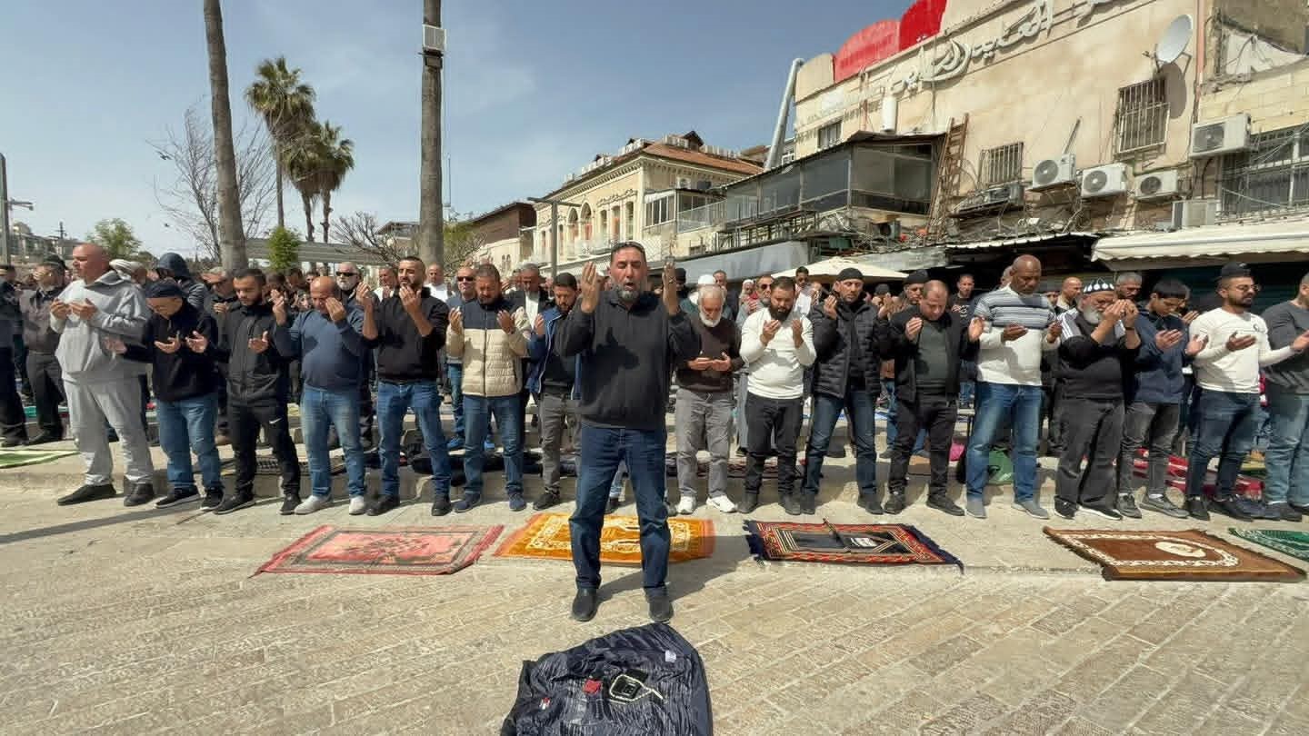 israil mescid i aksayi ramazanin son cumasinda kapatti kudusluler sokaklarda cuma namazini kildi 1 M1ZuQTqf