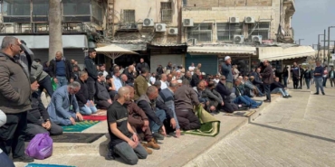 israil-mescid-i-aksayi-ramazanin-son-cumasinda-kapatti-kudusluler-sokaklarda-cuma-namazini-kildi-fmKHMGMi.jpg