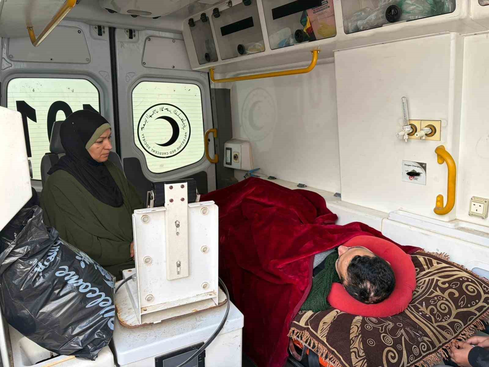 israil refah sinir kapisinda gecisi durdurdu hastalar ambulanslarda mahsur kaldi 0 RX521Ze7