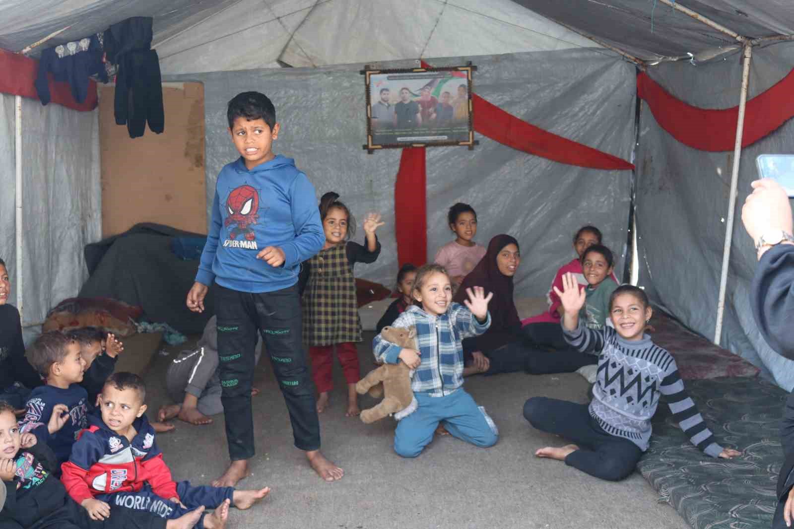 israil saldirilarinda 5 cocugunu kaybeden filistinli kadin 36 torununa bakiyor 1