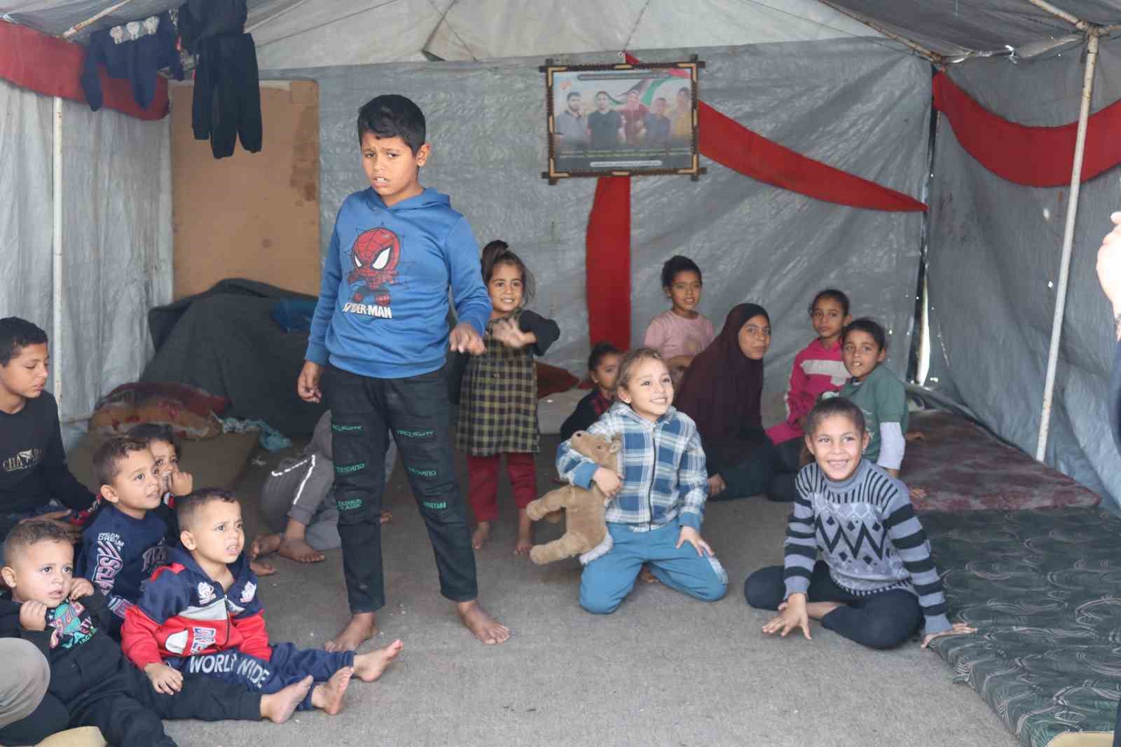 israil saldirilarinda 5 cocugunu kaybeden filistinli kadin 36 torununa bakiyor 2 9Za4qsGB