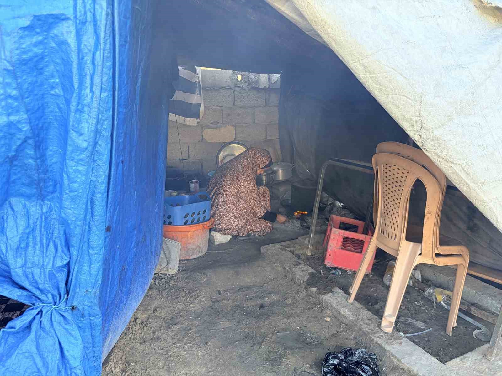 israil saldirilarinda evini kaybeden gazzeli halid ez zaanin ailesiyle mezarlikta yasiyor 2 emTiQUDc