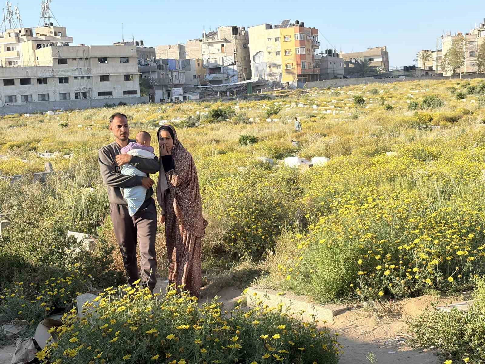 israil saldirilarinda evini kaybeden gazzeli halid ez zaanin ailesiyle mezarlikta yasiyor 3 LpaTSrFA