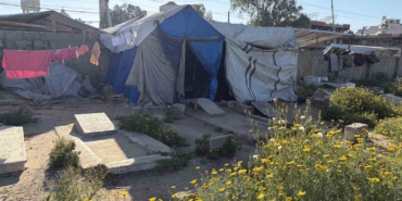 israil-saldirilarinda-evini-kaybeden-gazzeli-halid-ez-zaanin-ailesiyle-mezarlikta-yasiyor-CPd9rM9w.jpg